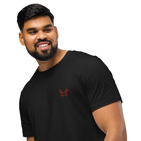 Mann trägt ein unisex bio t-shirt aus Bio-Baumwolle mit roter Stickerei eines Krabbens.